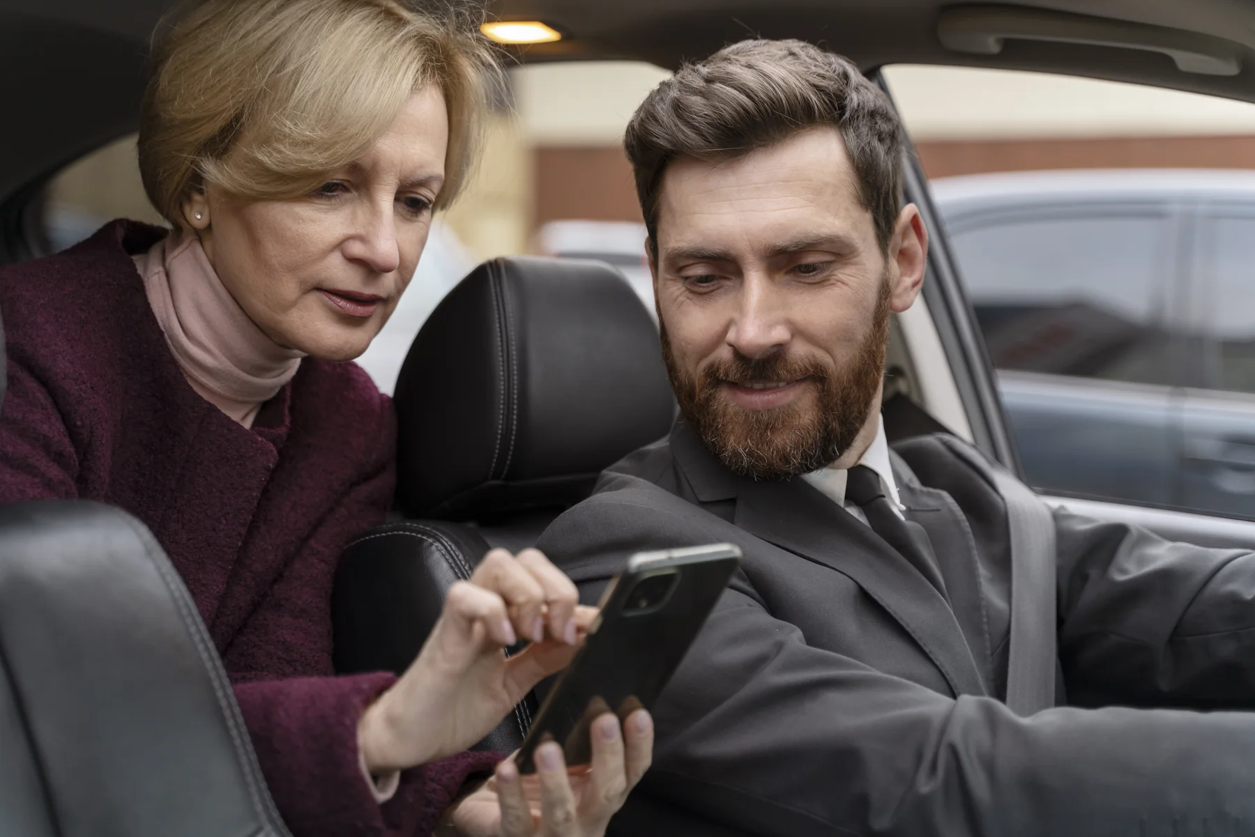 Dos personas comparten coche durante su trayecto al trabajo